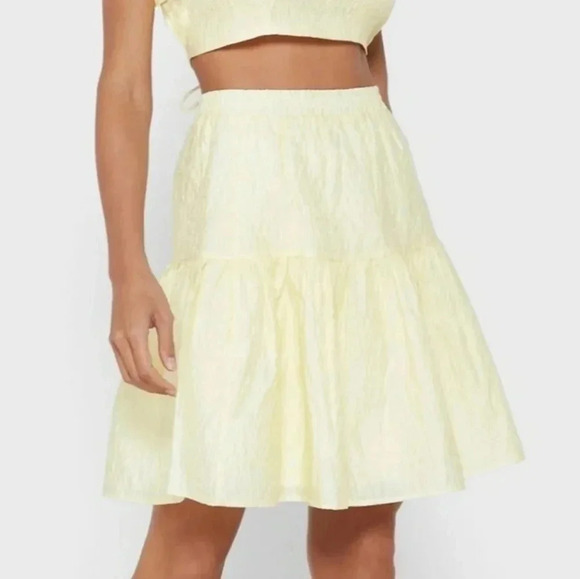 {Bardot} Women's Yellow Textured Tiered Elastic Waist Pleated Mini Skirt Sz 12 - Picture 1 of 11
